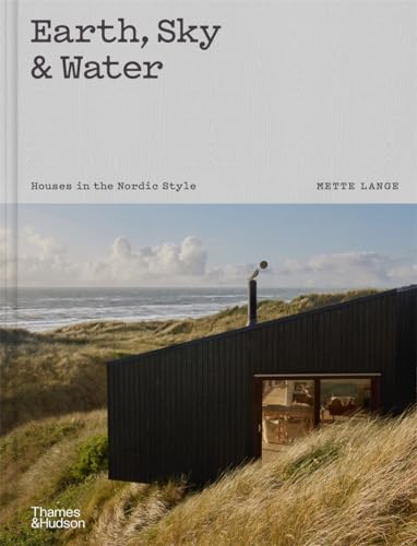 Earth, Sky & Water: Houses in the Nordic Style [Hardcover]