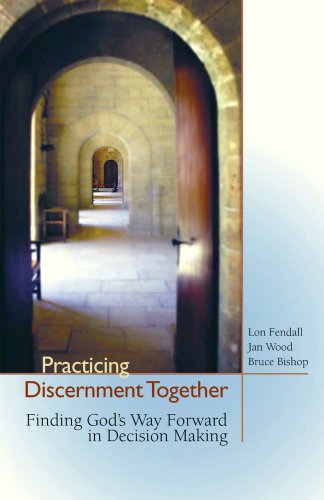 Practicing Discernment Together--Finding God's Way Forard In Decision Making [Paperback]