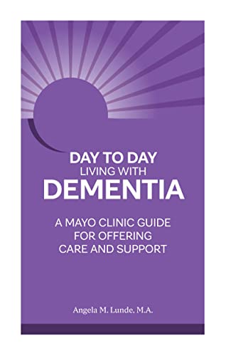 Day-to-Day: Living With Dementia: A Mayo Clinic Guide for Offering Care and Supp [Paperback]