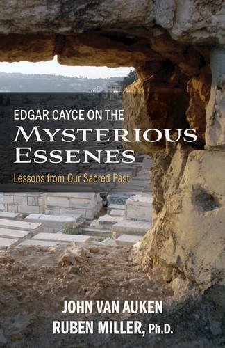 Edgar Cayce On The Mysterious Essenes: Lessons From Our Sacred Past [Paperback]