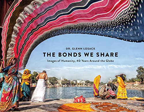 The Bonds We Share: Images of Humanity, 40 Years Around the Globe [Hardcover]