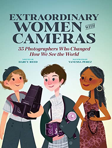 Extraordinary Women with Cameras: 35 Photographers Who Changed How We See the Wo [Hardcover]